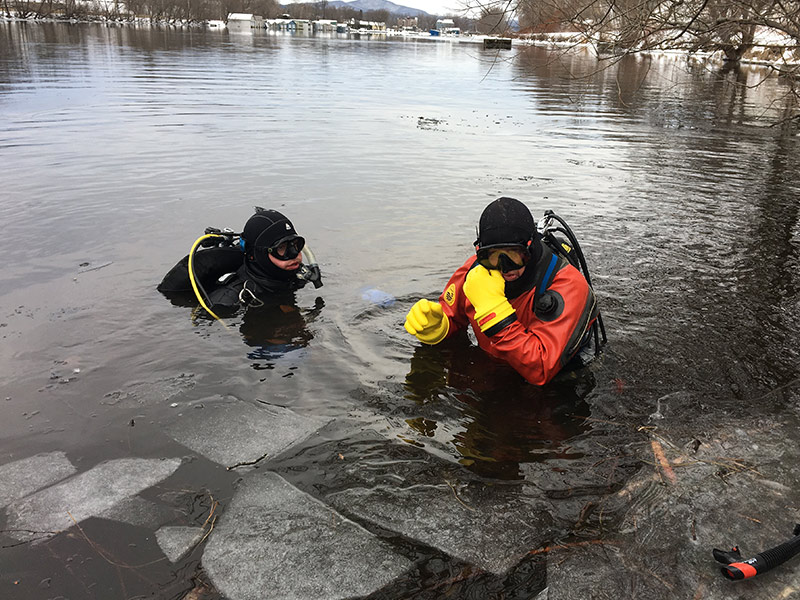 Deux plongeurs pour Fjord Marine qui font des recherches